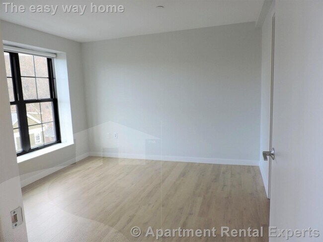 Building Photo - 10 Soden St
