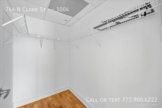 Building Photo - 744 N Clark St