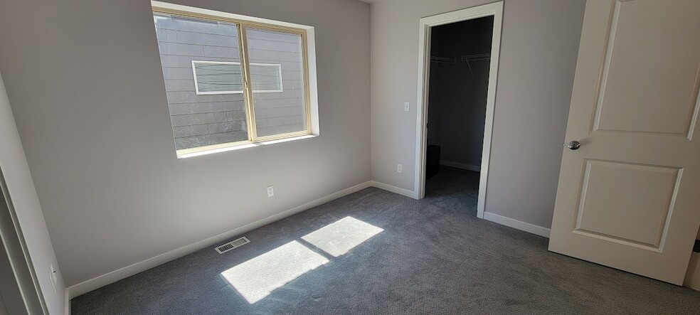 Building Photo - 15808 14th Ave W