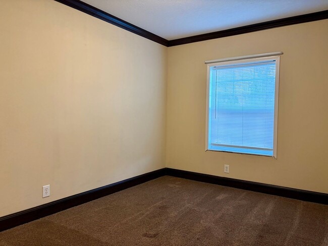 Building Photo - 3 bed/ 2 bath Beauty on 1 acre!