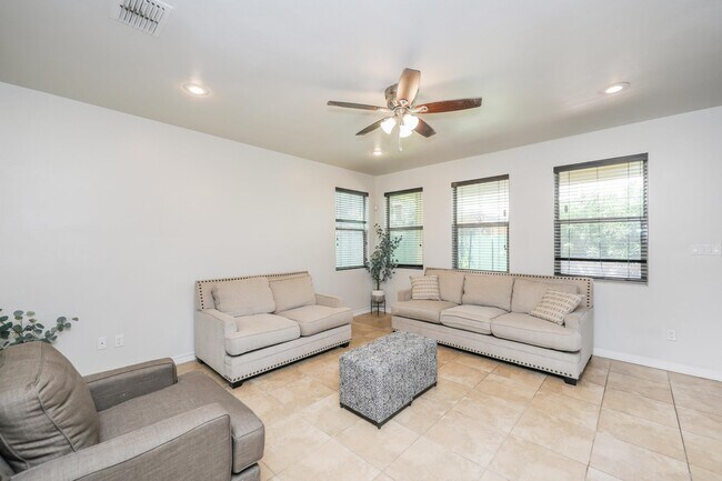 Building Photo - 9813 Sandhill Dr