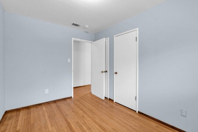 Building Photo - 5 bedrooms. Remodeled.Get ½ Off Your First Month’s Rent! Sign a lease and move in within 30 days—...