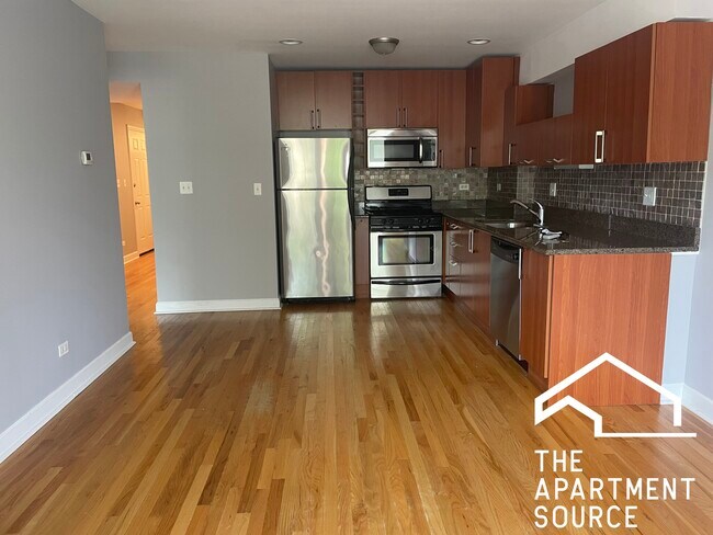 Primary Photo - 6954 N Greenview Ave