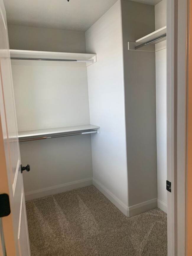 Building Photo - **$300.00 Move-In Bonus** Town home living...