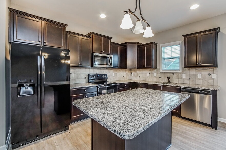 Building Photo - 105 Sloan Dr