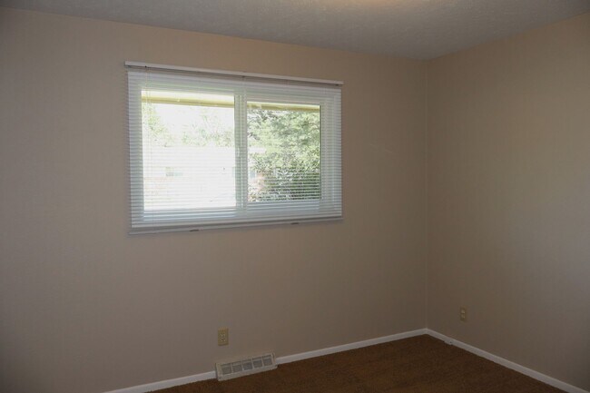 Building Photo - 1802 Hilltop Ct