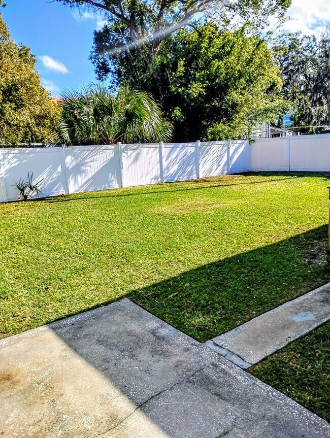 Building Photo - Daytona Beach Bungalow