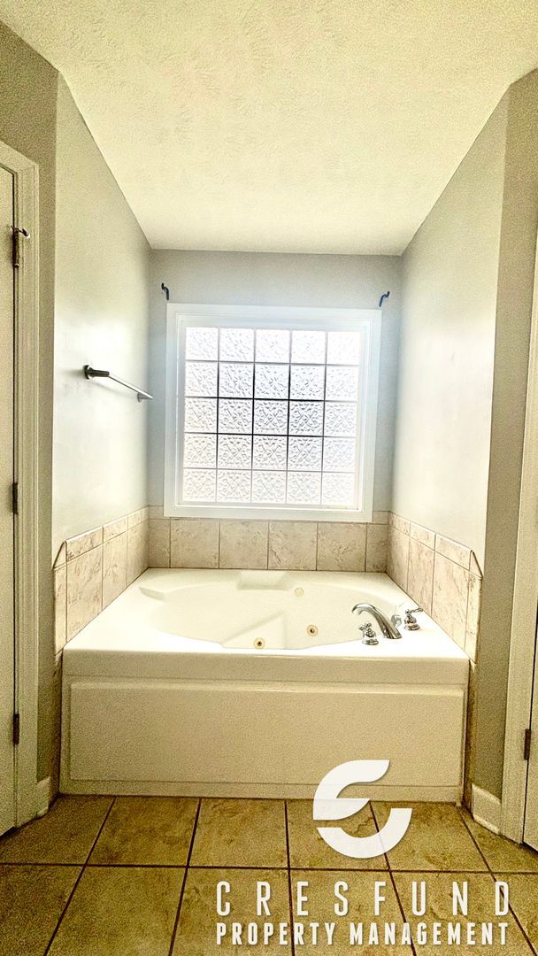Building Photo - 4BR 2.5 Bath with Screened Porch and priva...
