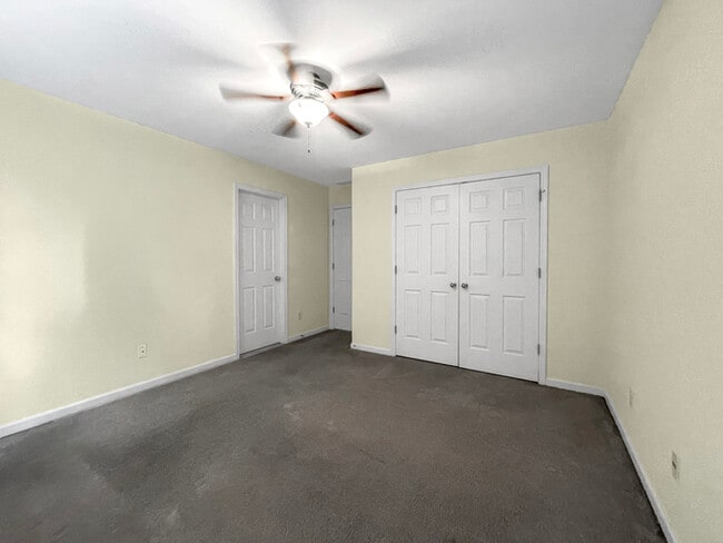 Building Photo - Beautiful Large 5 Bedroom Brick Home