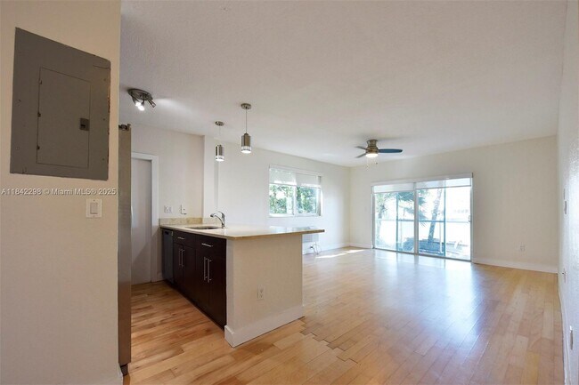 Building Photo - 7171 Bay Dr