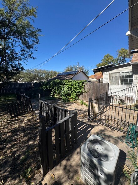 Building Photo - 233 N Poplar Ave