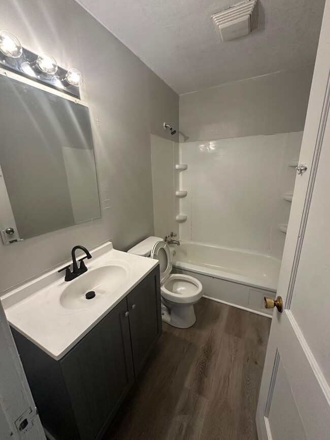 Building Photo - 3 Bed 1 Bath with Fence + 2 Car Garage - Newly Refreshed