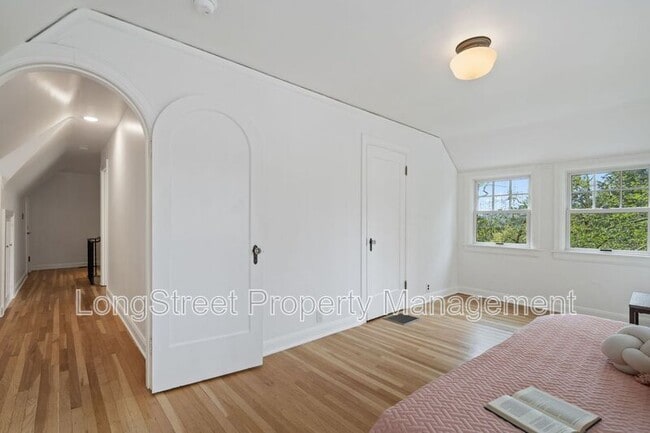 Building Photo - 140 NW MacLeay Blvd