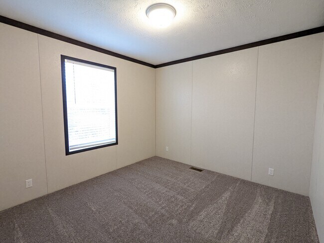 Building Photo - 177 Daisy Dr