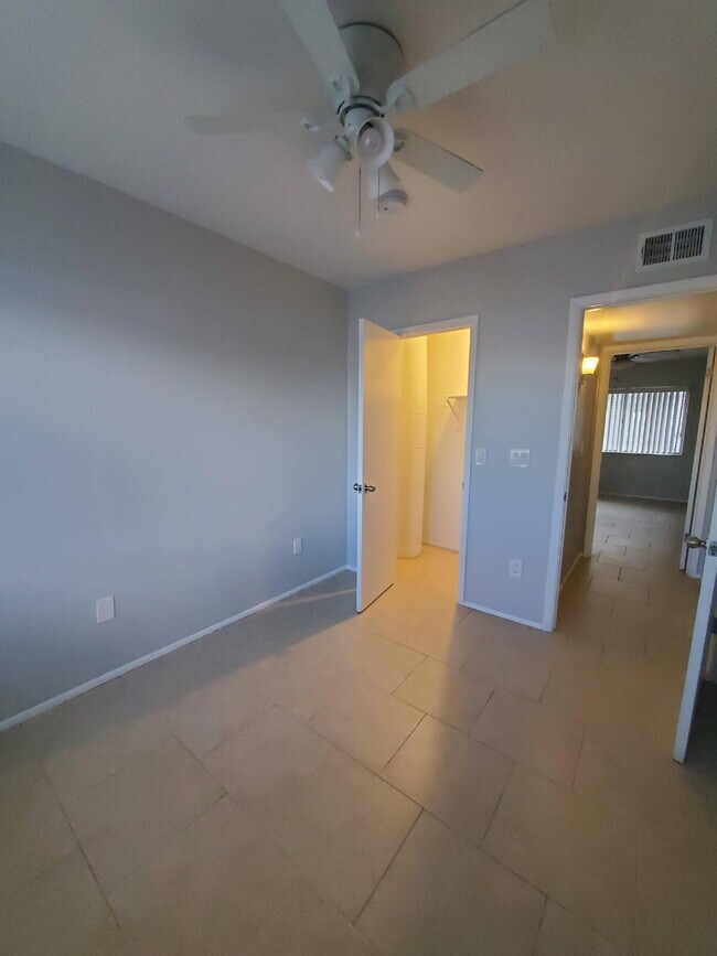 Building Photo - MOVE IN READY 2 Bed / 2 Bath – Updated – Pets Welcome – North Phoenix