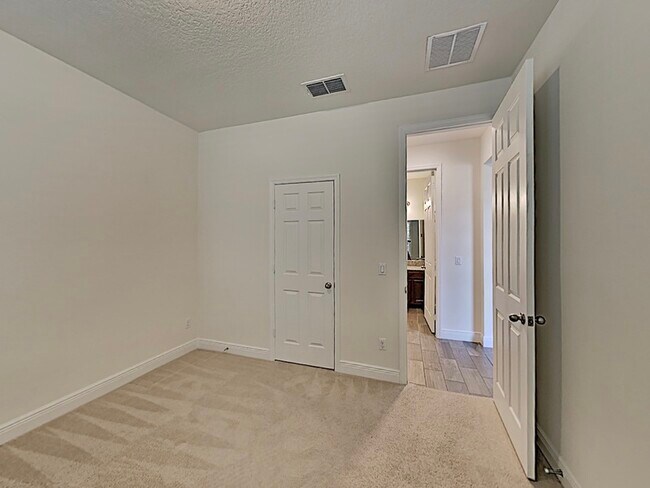 Building Photo - 8931 Lookout Pointe Dr