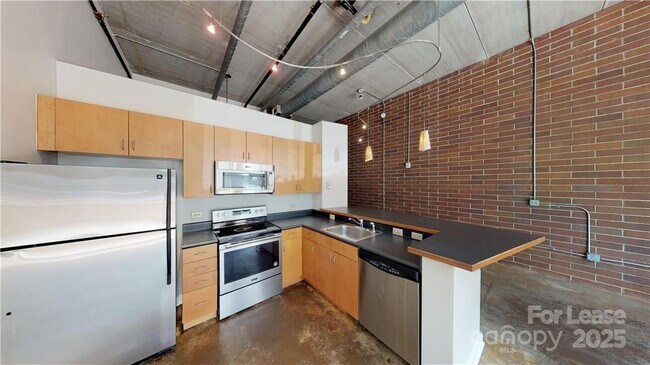 Building Photo - 626 N Graham St