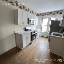 Building Photo - Huge 2 Bedroom! Completely Remodeled!