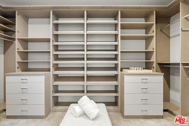 Building Photo - 900 W Olympic Blvd