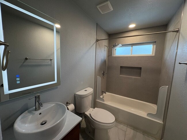 Building Photo - Beautiful 4 Bed 4 Bath Home in Lorson Ranch!!!