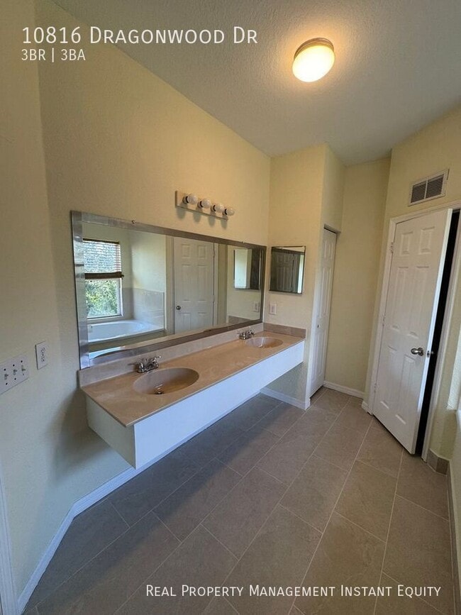 Building Photo - 10816 Dragonwood Dr