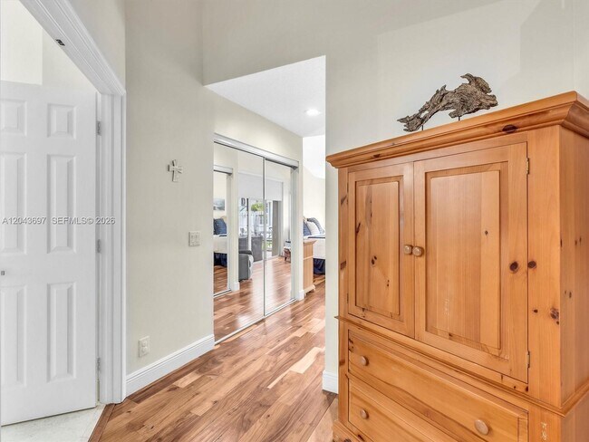 Building Photo - 639 Verona Pl