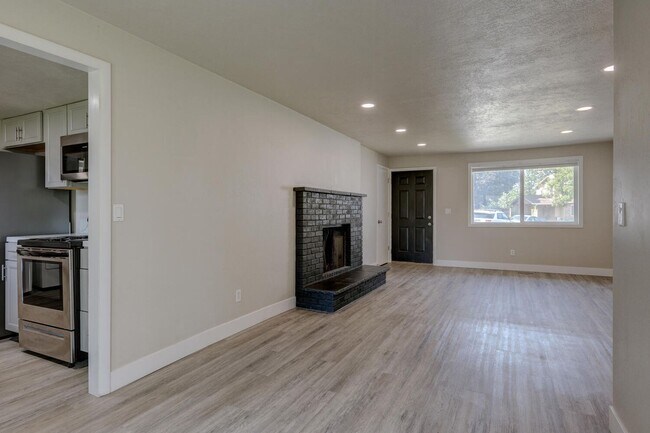 Building Photo - Streamside Duplex - Harvey Anderson