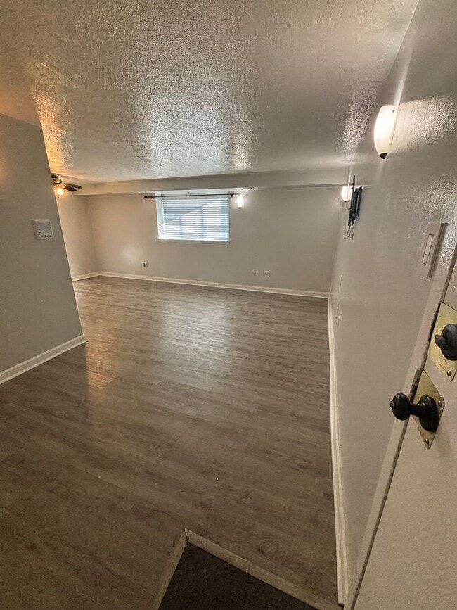 Building Photo - 2 Bedroom Condo in Hunting Ridge!