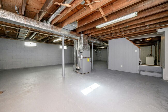 Building Photo - 6 Madison St