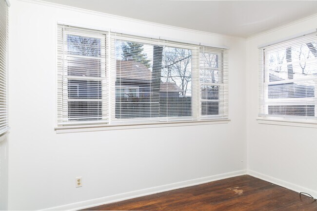 Building Photo - 180 Rosemont Garden