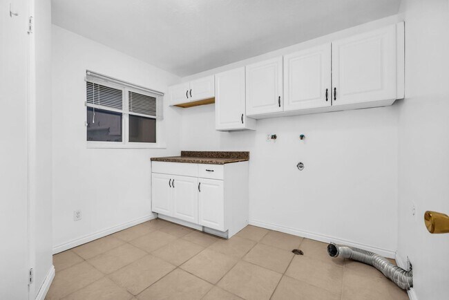 Building Photo - Charming Farmington Home in Peaceful Cul-de-Sac
