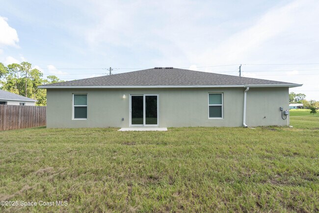 Building Photo - 2638 Lakeland Ave