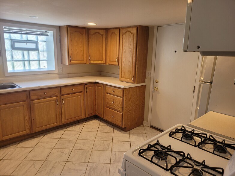 Building Photo - 2537 Rhodes Ave