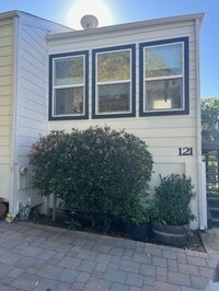 Building Photo - Charming 2 Bed Single Level Detached Condo