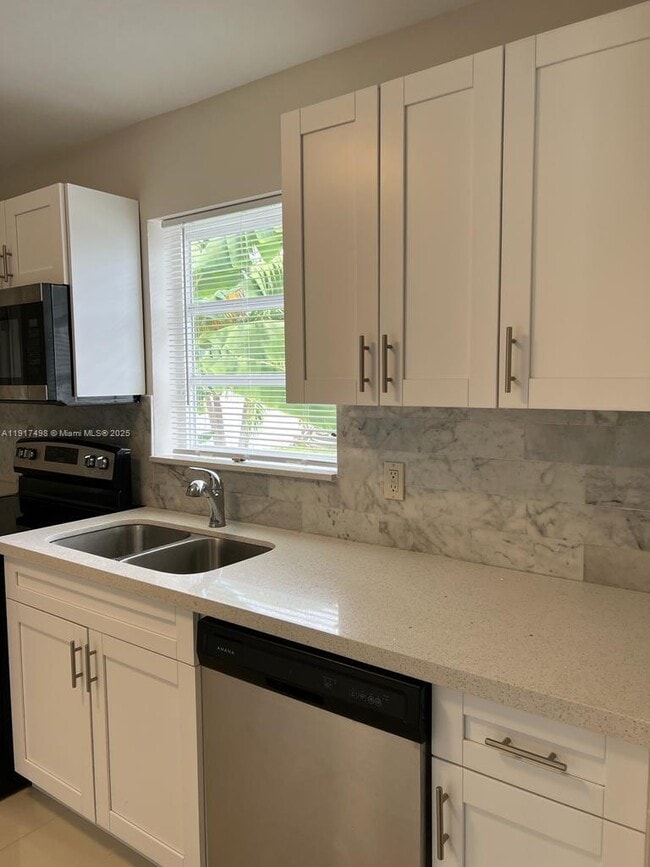 Building Photo - 1931 NE 55th Ct