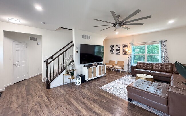 Building Photo - 161 Brookview Way Dr
