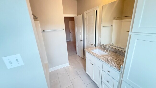 Building Photo - "Charming 3-Bed Townhouse Retreat with 2.5...