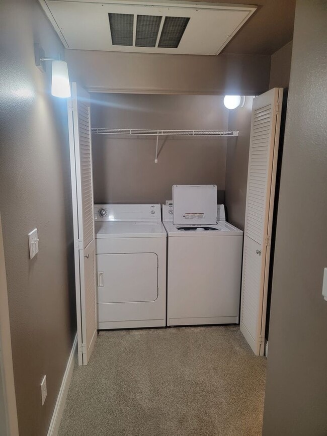 Building Photo - Adorable 2 bedroom 2 bath condo