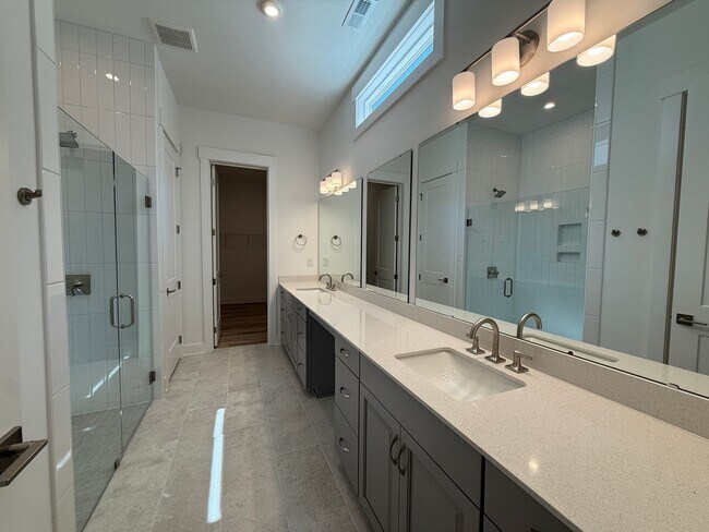 Building Photo - Beautiful 4 Bedroom Single Family Home
