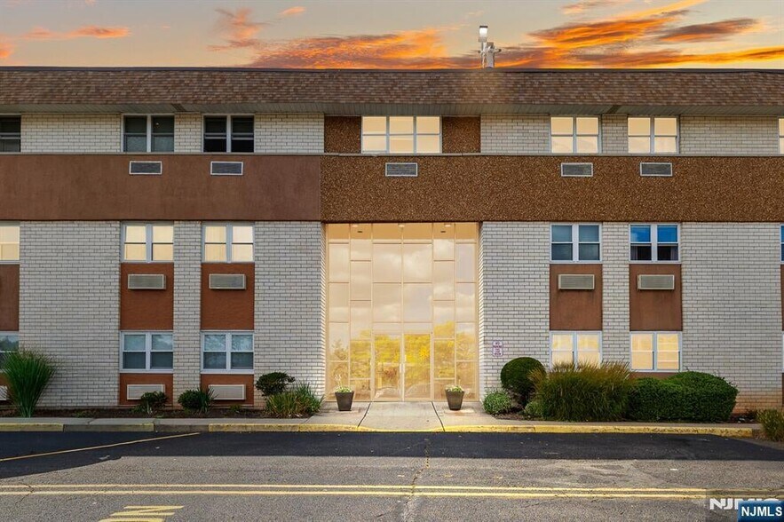 Building Photo - 1111 River Rd