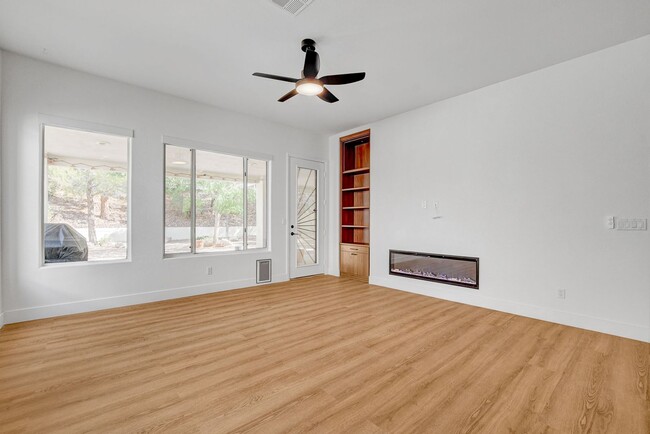 Building Photo - Popular Seven Hills Area, 1-Story, Complet...