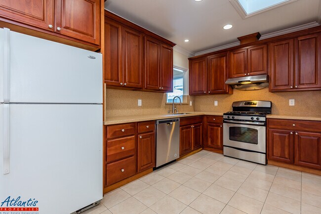 Building Photo - 381 Hamilton Ave