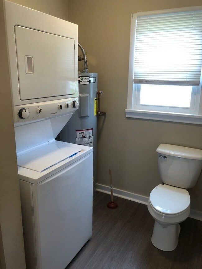 Building Photo - Cute 1 Bedroom House!!