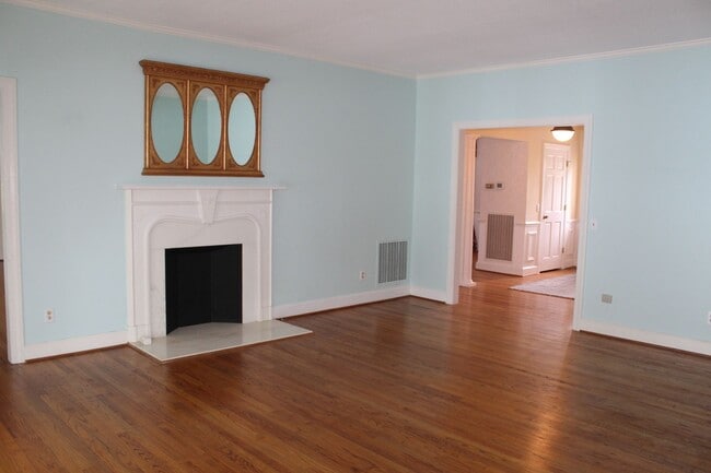 Building Photo - Spacious 4-Bedroom Home in Desirable Walnu...