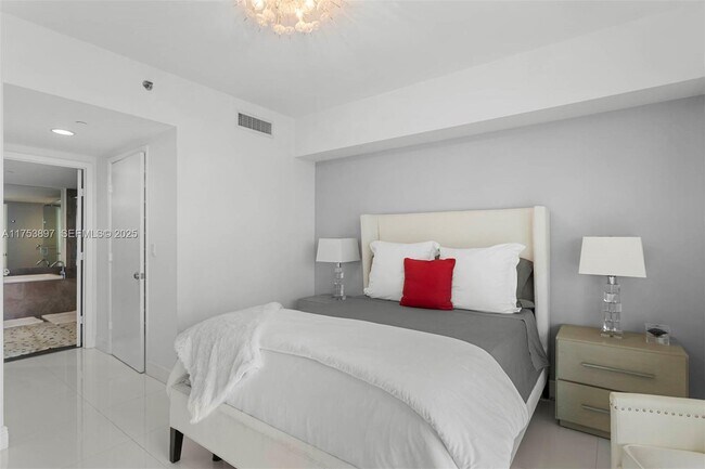 Building Photo - 495 Brickell Ave