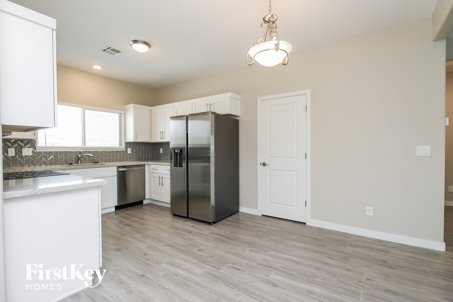 Building Photo - 5699 E Red Bird Ln