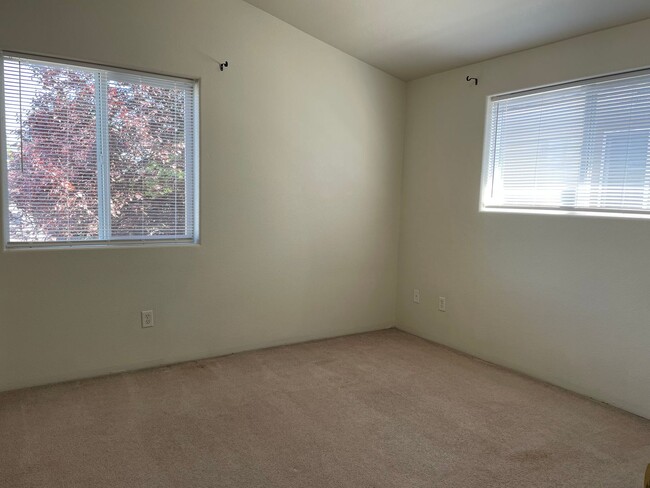 Building Photo - Very Nice 2 bedroom 1.5 Bath Townhome