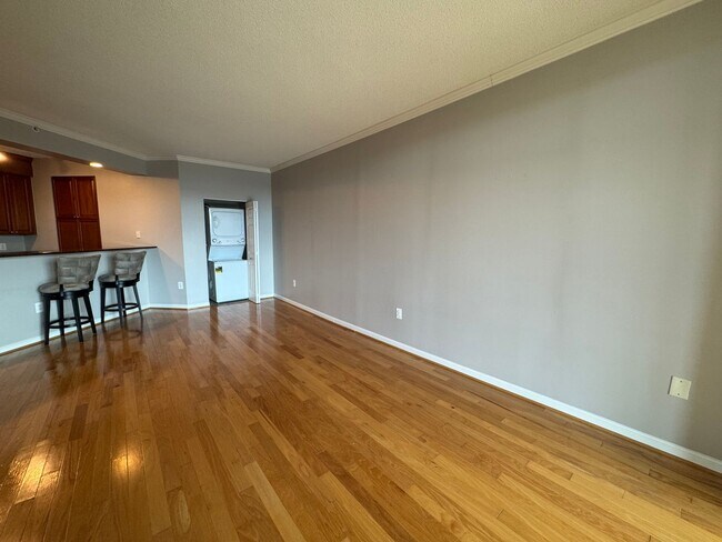 Building Photo - Bright 1 Bed 1 Bath Condo With Sunroom In ...
