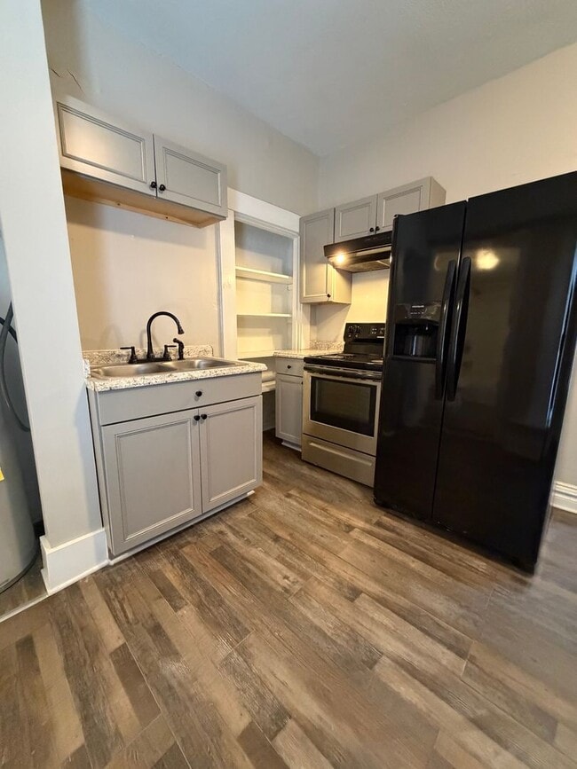 Building Photo - 1 bedroom ready for move in!