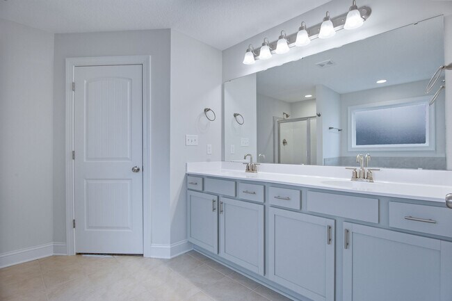 Building Photo - 917 Uplands Ln